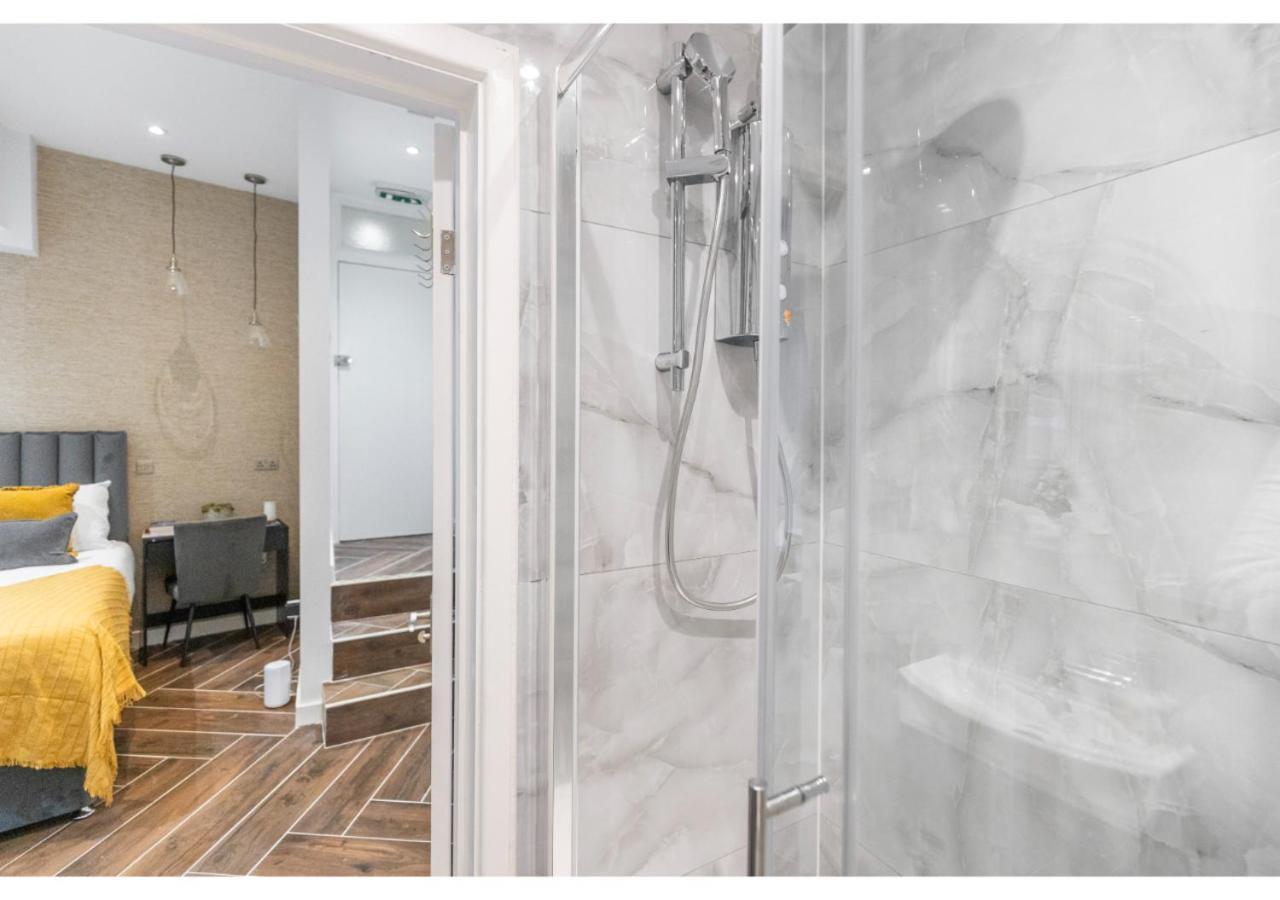 Compact Comfort: Your Basecamp Apartamento Londres